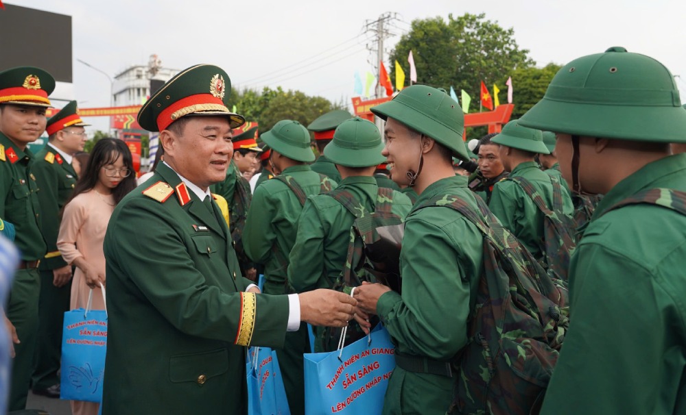 Thiếu tướng Nguyễn Văn Ngành, Chỉ huy trưởng Bộ CHQS tỉnh An Giang chúc mừng thanh niên lên đường nhập ngũ. Ảnh: Phương Vũ