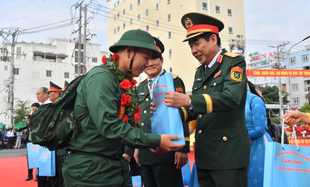 Senior Lieutenant General Nguyen Van Gau - Deputy Minister of National Defense congratulates young people enlisting at the Long Xuyen Area 2 Defense Command Point, An Giang province. Photo: Phuong Vu