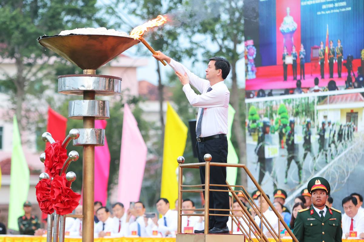Ông Lê Quang Tùng - Bí thư Thành ủy Cần Thơ - thực hiện nghi thức thắp lửa truyền thống. Ảnh: Tạ Quang