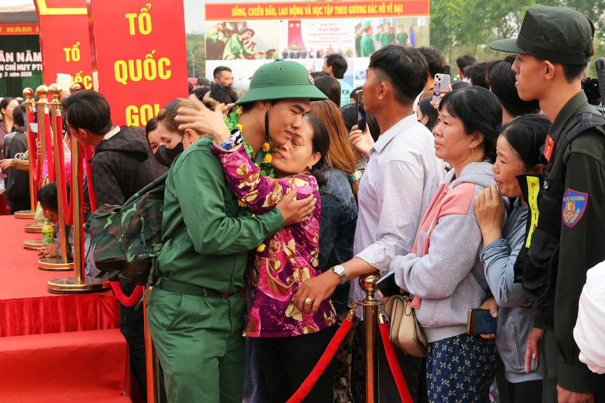 Thanh niên Cần Thơ chia tay người thân lên đường nhập ngũ. Ảnh: Tạ Quang