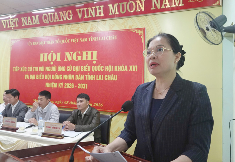 Bà Hà Thị Nga trình bày chương trình hành động trước cử tri xã Mường Khoa. Ảnh: A Lù