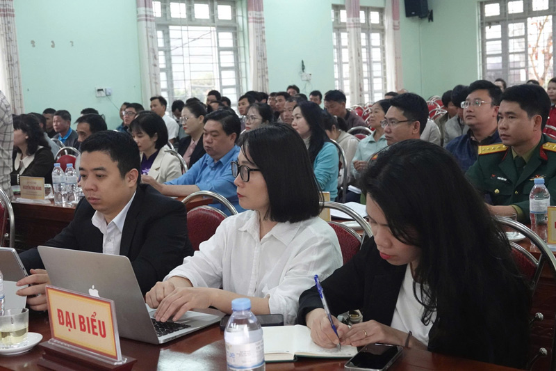 Đông đảo đại biểu và cử tri cùng tham gia sự kiện. Ảnh: A Lù