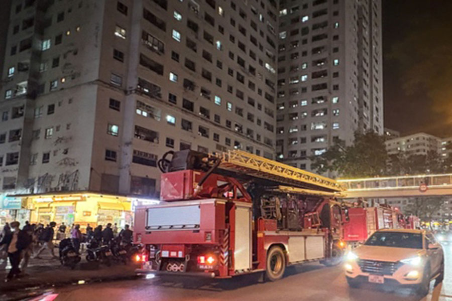 Functional forces mobilize ladder trucks to the scene. Photo: Hanoi Police