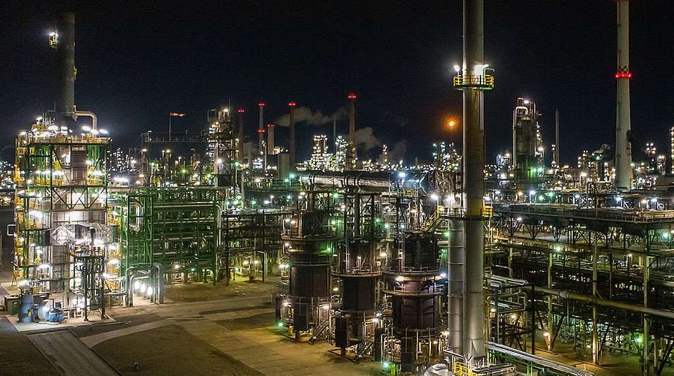 Nhà máy lọc dầu. Ảnh: PCK