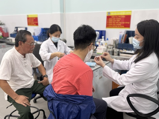 People get rabies vaccination due to animal attacks. Photo: Nguyen Ly