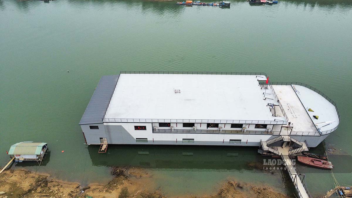Nhà hàng nổi hình du thuyền quy mô lớn xây dựng trái phép trên sông Lô (Tuyên Quang). Ảnh: PV.