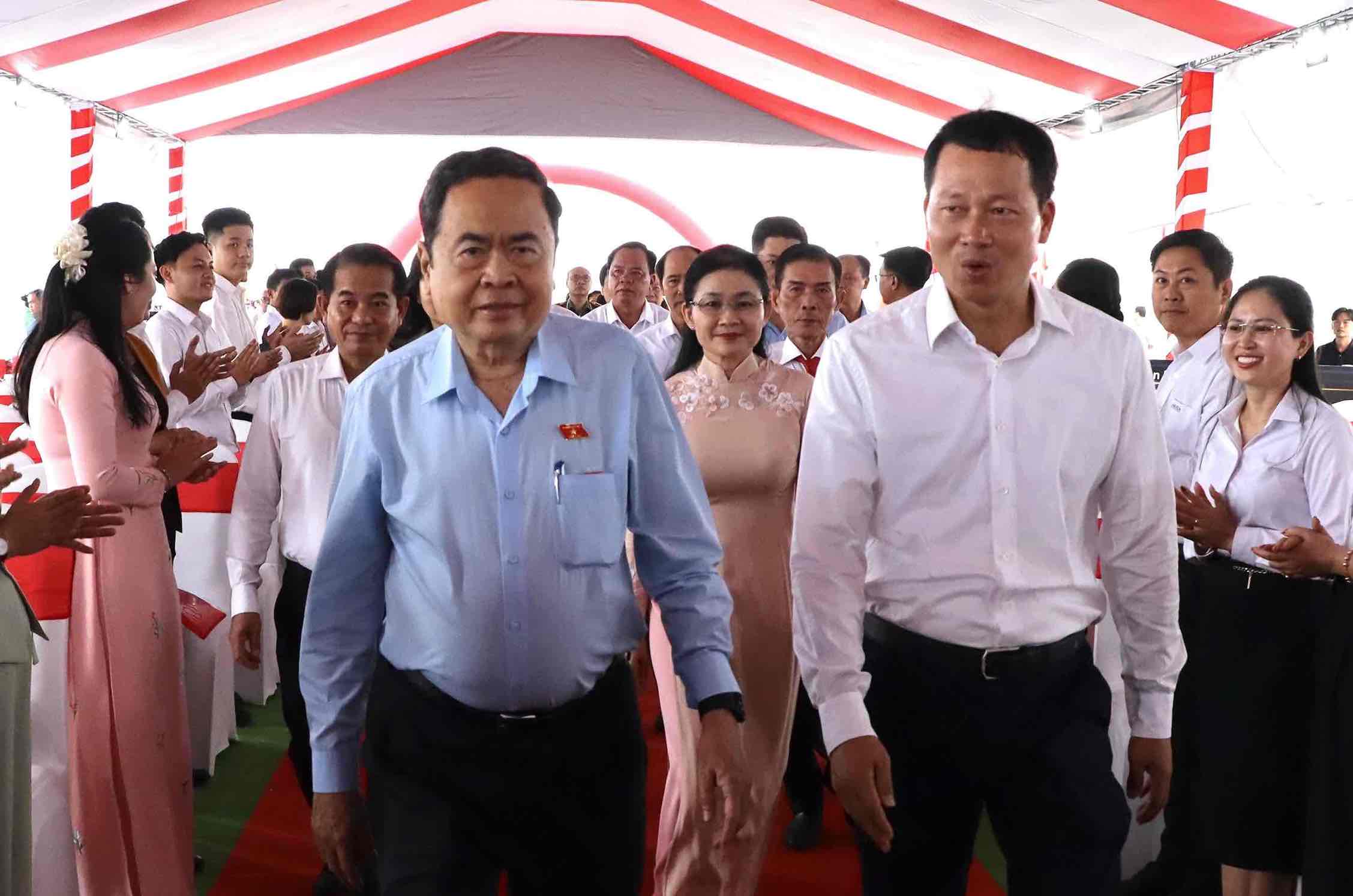 Ủy viên Bộ Chính trị, Chủ tịch Quốc hội Trần Thanh Mẫn cùng các đồng chí lãnh đạo tỉnh tham dự lễ khởi động Dự án Hương lộ 2. Ảnh: HAC