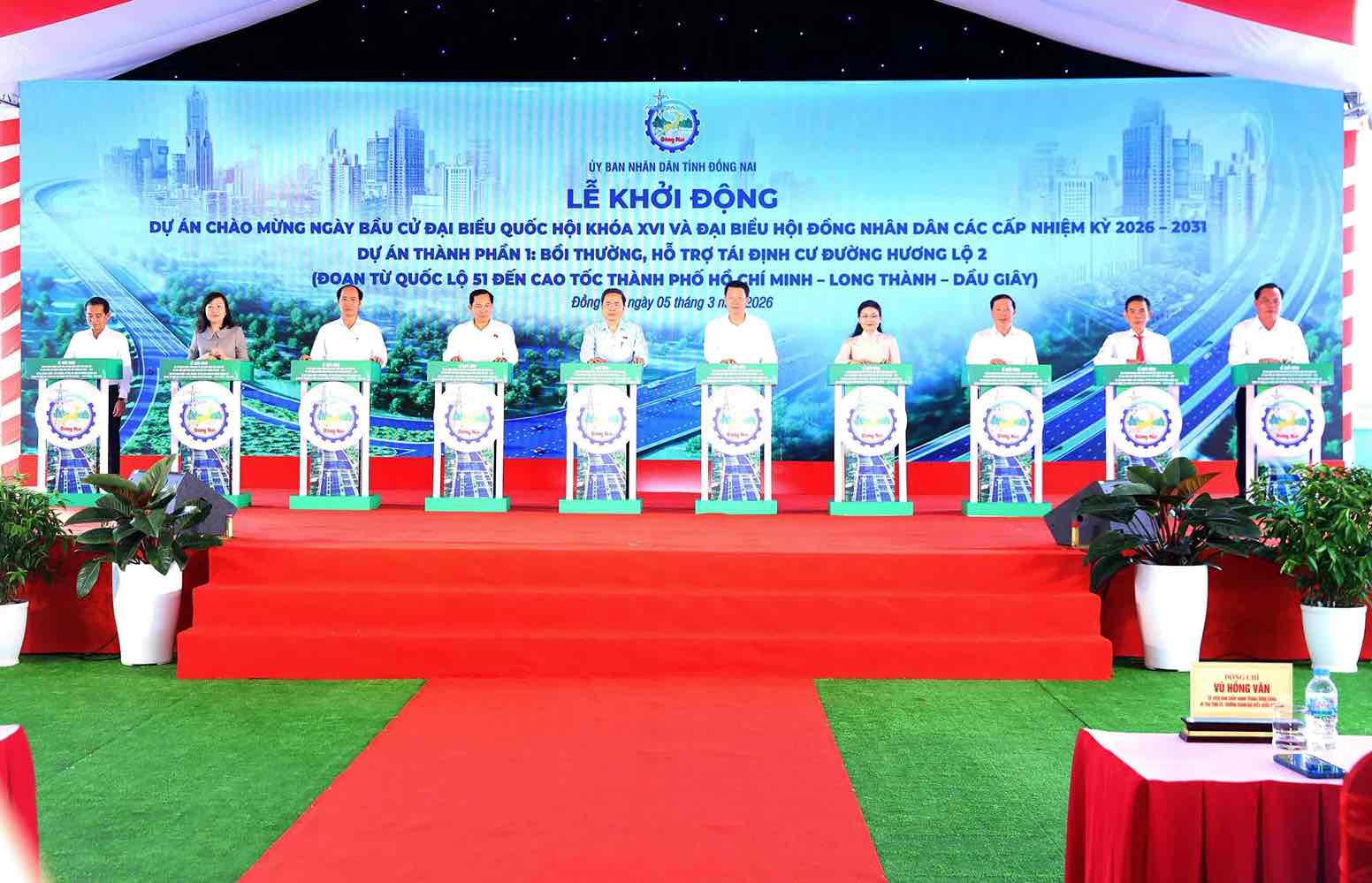 Politburo Member, National Assembly Chairman Tran Thanh Man and delegates press the button to start the project. Photo: HAC