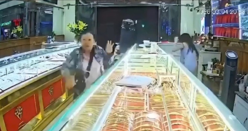 Công an đang vào cuộc xác minh vụ một người đàn ông vào tiệm vàng trên địa bàn rồi có nhiều hành động bất thường. Ảnh: Người dân cung cấp