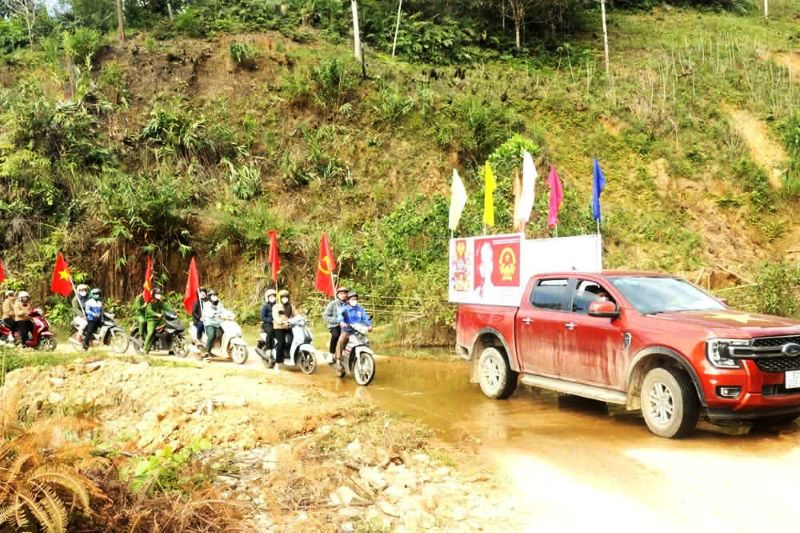 Xe tuyên truyền lưu động được bố trí đến từng thôn, từng hộ dân tại xã Hùng Sơn và xã AVương. Ảnh: Mai Vy