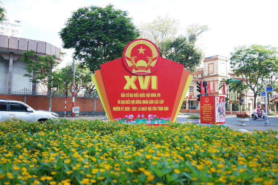 Nhiều tuyến phố và khu dân cư trên địa bàn TP Đà Nẵng những ngày này rực rỡ cờ hoa, băng rôn, khẩu hiệu tuyên truyền hướng về ngày hội toàn dân bầu cử đại biểu Quốc hội khóa XVI và đại biểu HĐND các cấp nhiệm kỳ 2026-2031. Ảnh: Trần Thi