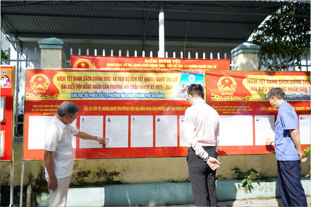 Người dân tìm hiểu về thông tin ứng cử viên đại biểu Quốc hội và HĐND các cấp trước ngày bầu cử. Ảnh: Trần Thi