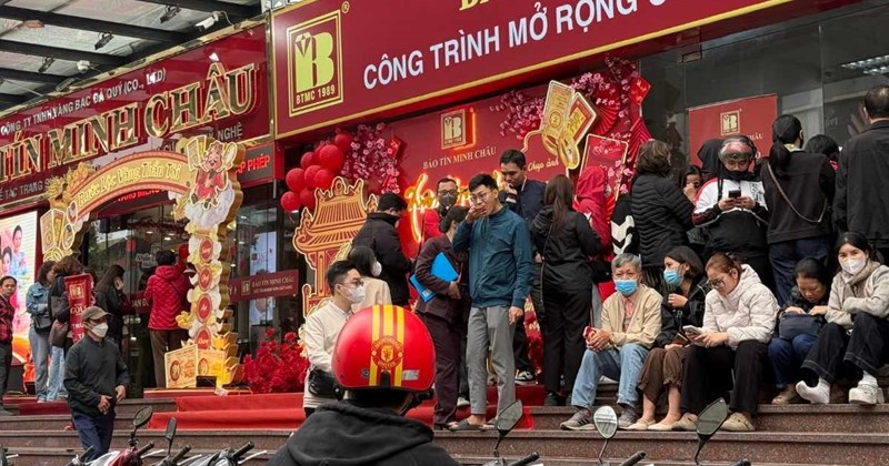 Giá vàng cao, nhiều người mua nhẫn vàng nhỏ