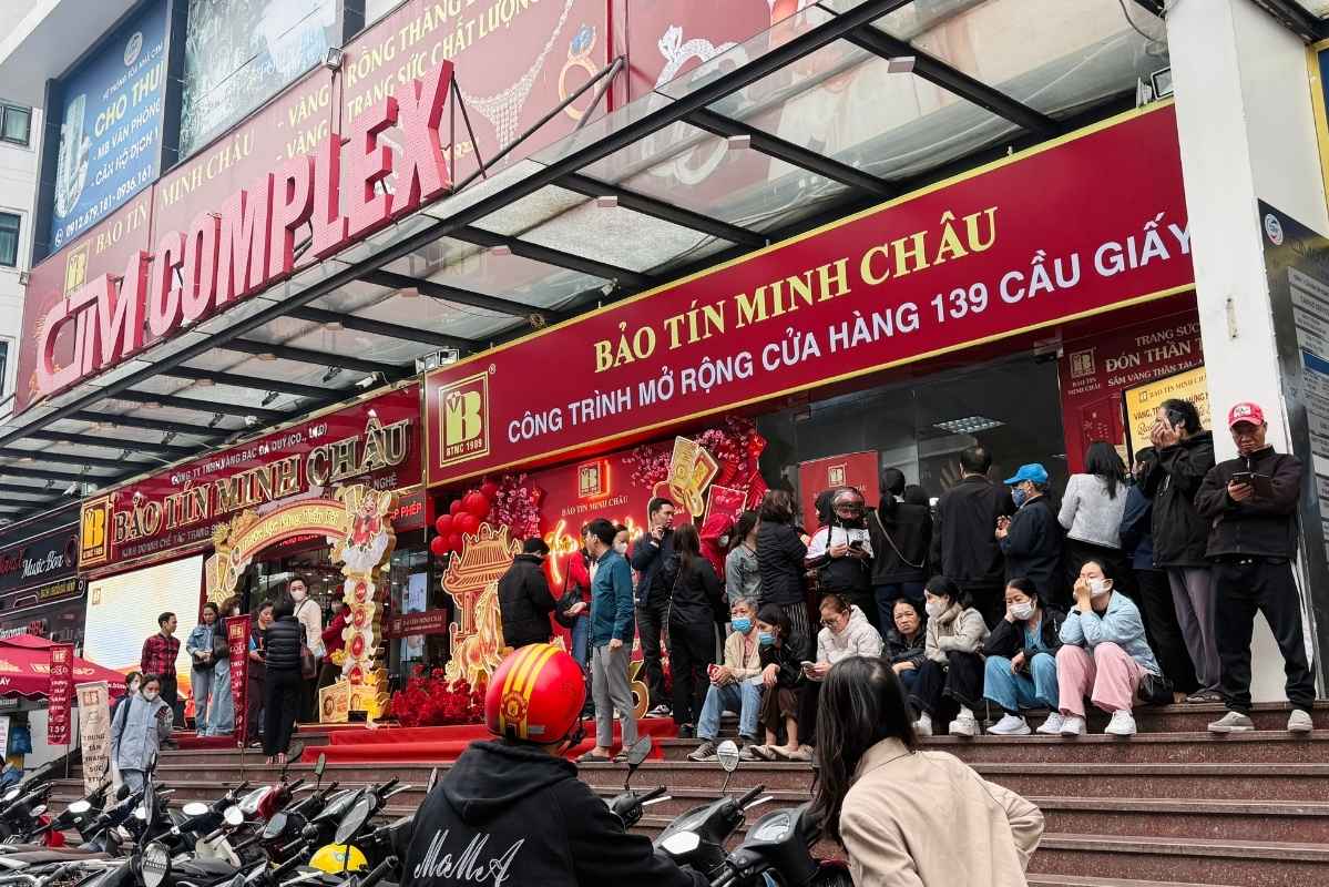 Tấp nập người dân đến mua vàng sáng ngày 5.3, bất chấp giá vàng đang tăng cao. Ảnh: Lệ Hà