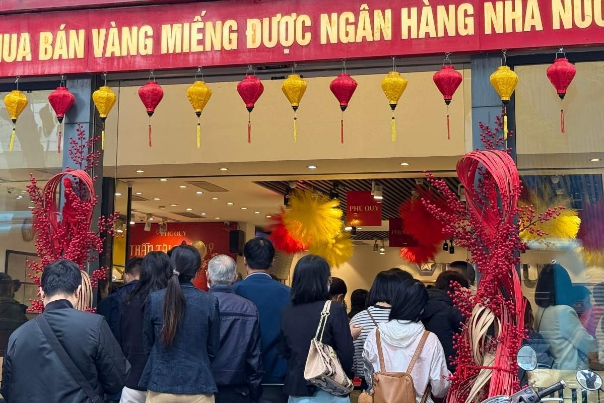 Người dân xếp hàng chờ đến lượt mua vàng tại một cửa hàng trên đường Cầu Giấy (Hà Nội) ngày 5.3. Ảnh: Phương Anh