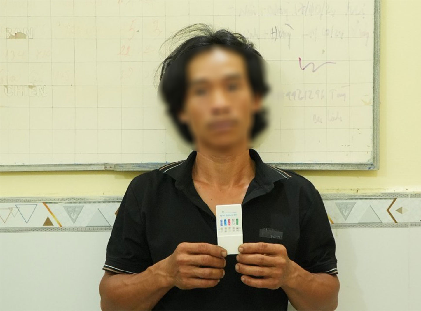 Đối tượng Trần Thanh Dương tại Công an phường Phú Lợi (TP Cần Thơ). Ảnh: Công an TP Cần Thơ