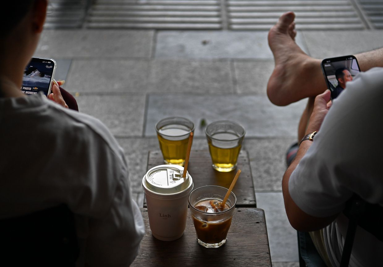 Chuyện buổi sáng. Ảnh: Việt Văn