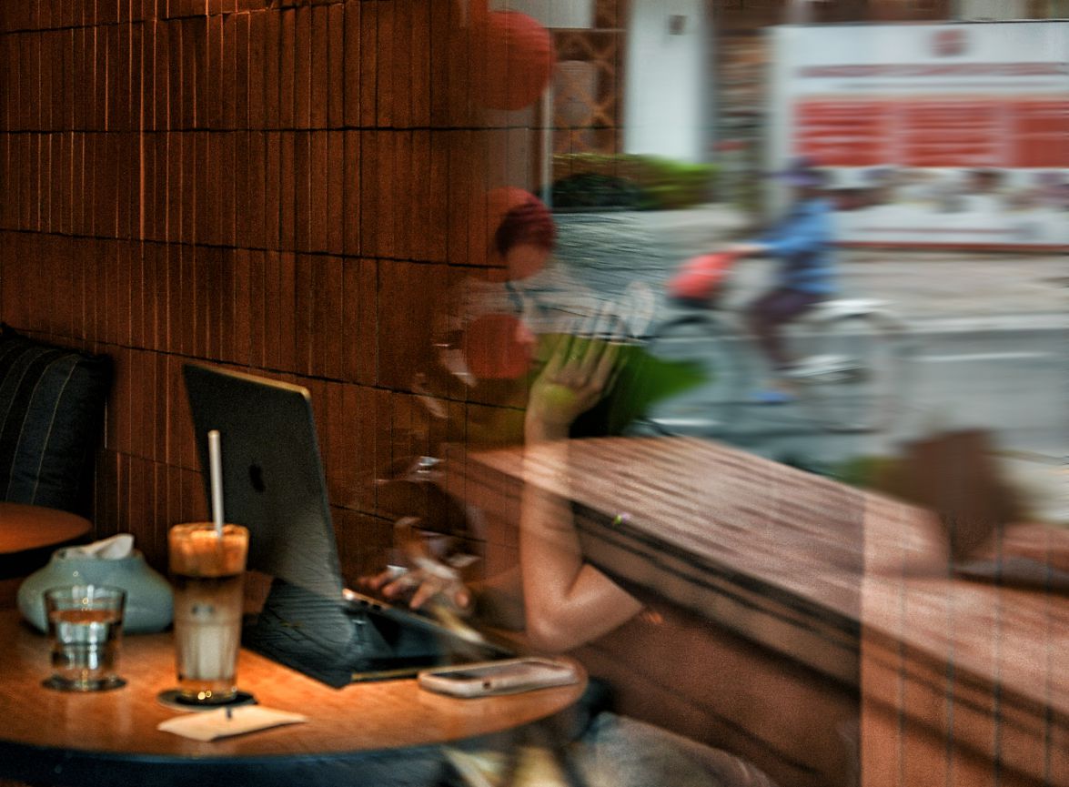 Nhiều quán cà phê là không gian làm việc của bạn trẻ. Ảnh: Việt Văn