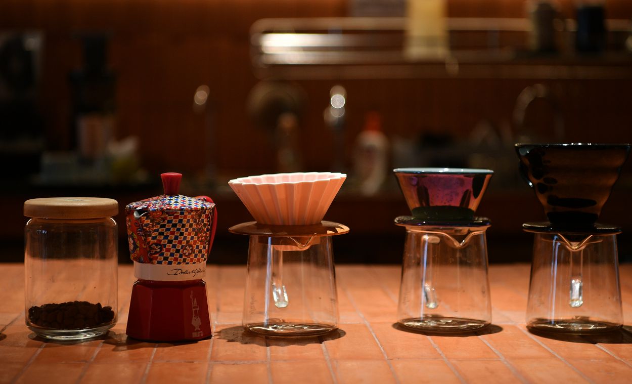 Lọ đựng hạt cà phê, phin pha cà phê... Ảnh: Việt Văn
