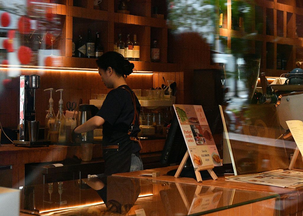 Buổi sáng trong một quán cà phê ở TP Hồ Chí Minh. Ảnh: Việt Văn