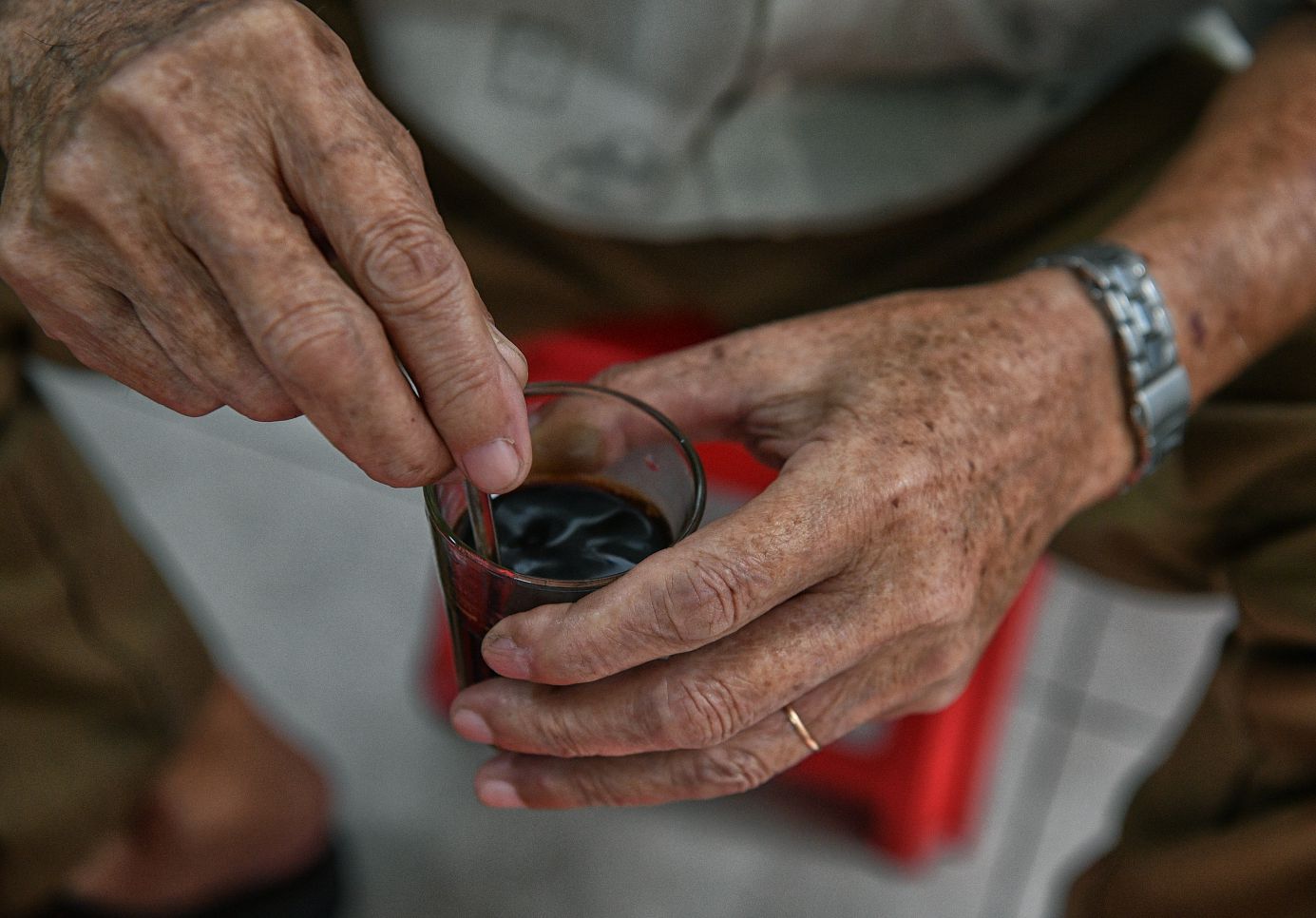 Ông Thuận uống cà phê vợt đã trên 50 năm, và chỉ uống đen đá. Ông say sưa nói về các tên gọi cà phê kho, cà phê bít tất nay là cà phê vợt ở Sài Gòn. Ảnh: Việt Văn
