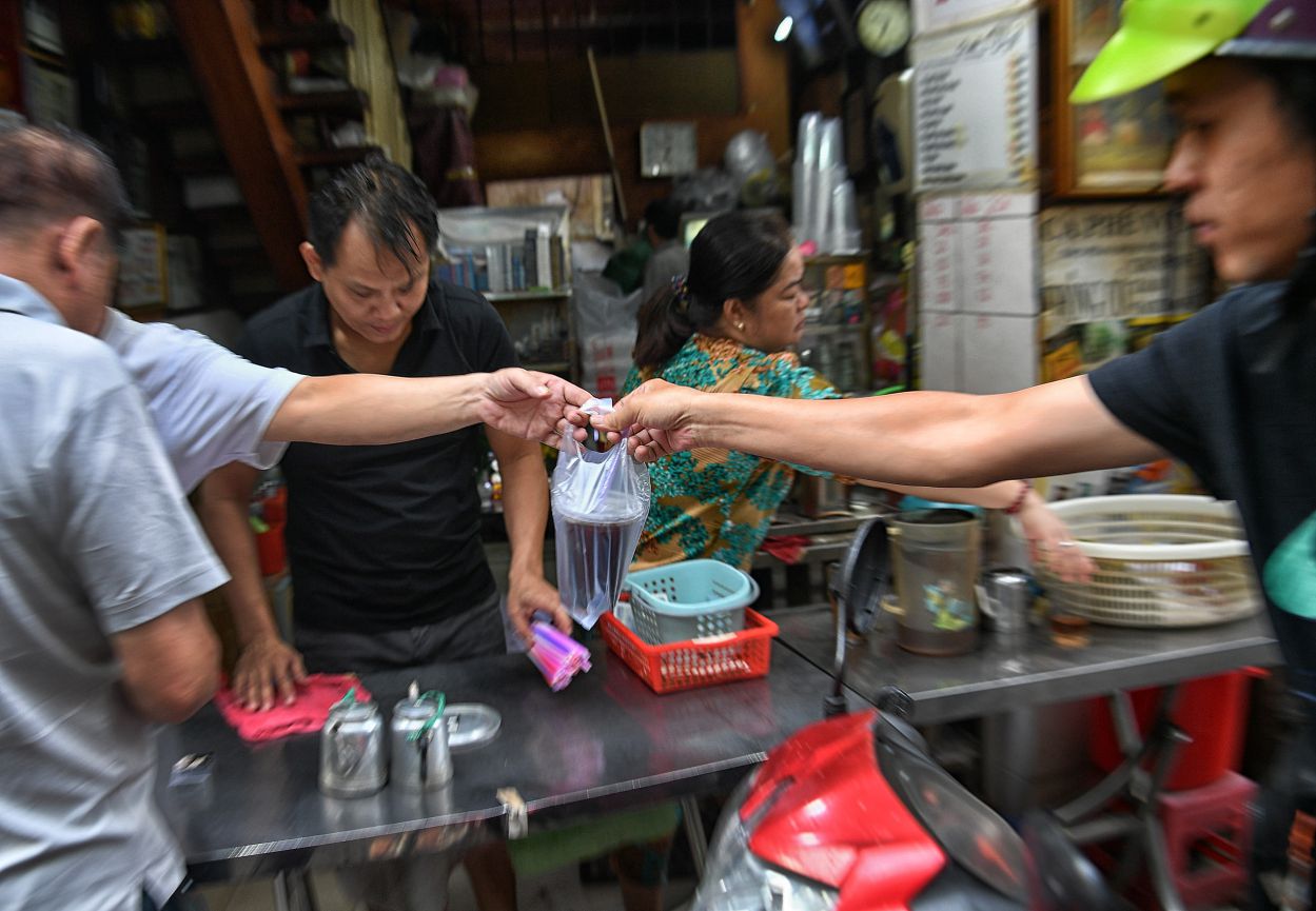 Cà phê mang đi (take away) cho những người vội đi làm buổi sáng. Ảnh: Việt Văn 
