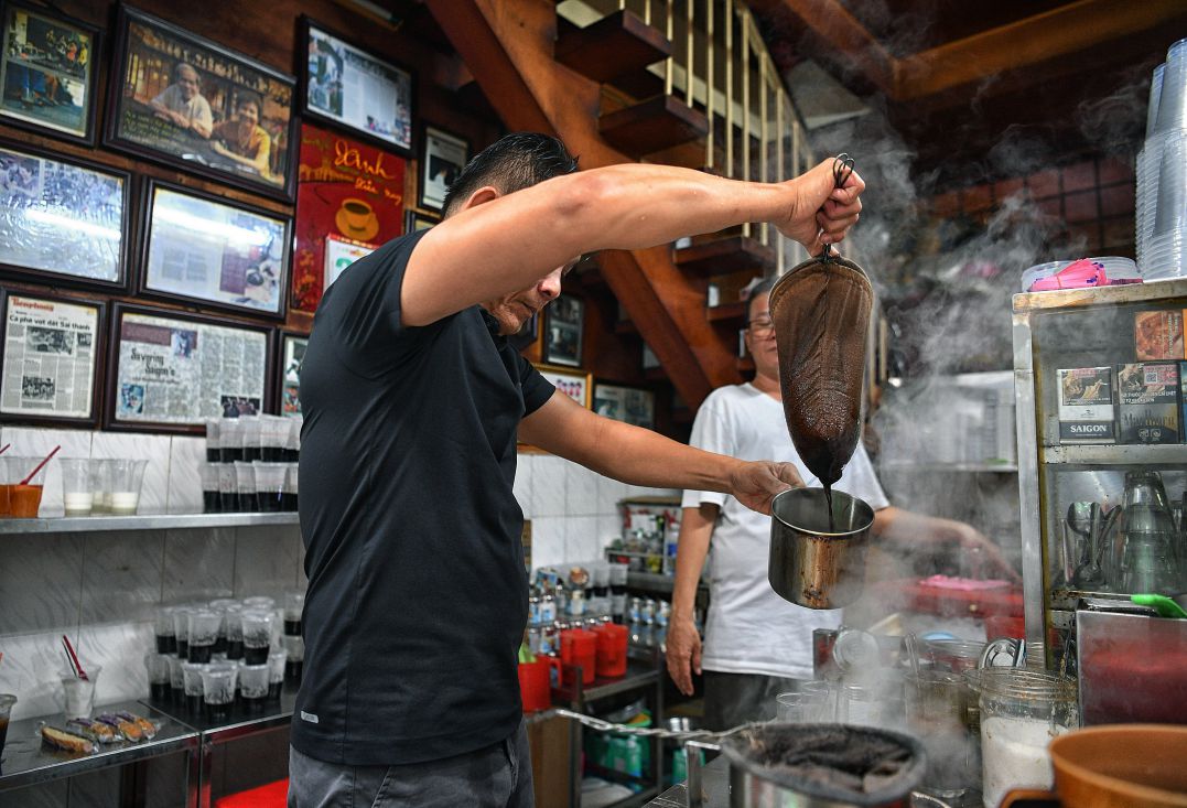 Anh Quý ở quán cà phê vợt có thương hiệu trên 70 năm ở hẻm trên đường Phan Đình Phùng (TPHCM) luôn chân luôn tay phục vụ khách. Ảnh: Việt Văn