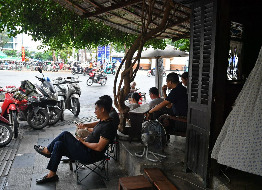 Many young people in Saigon often start the new day with a cup of coffee. Photo: Viet Van