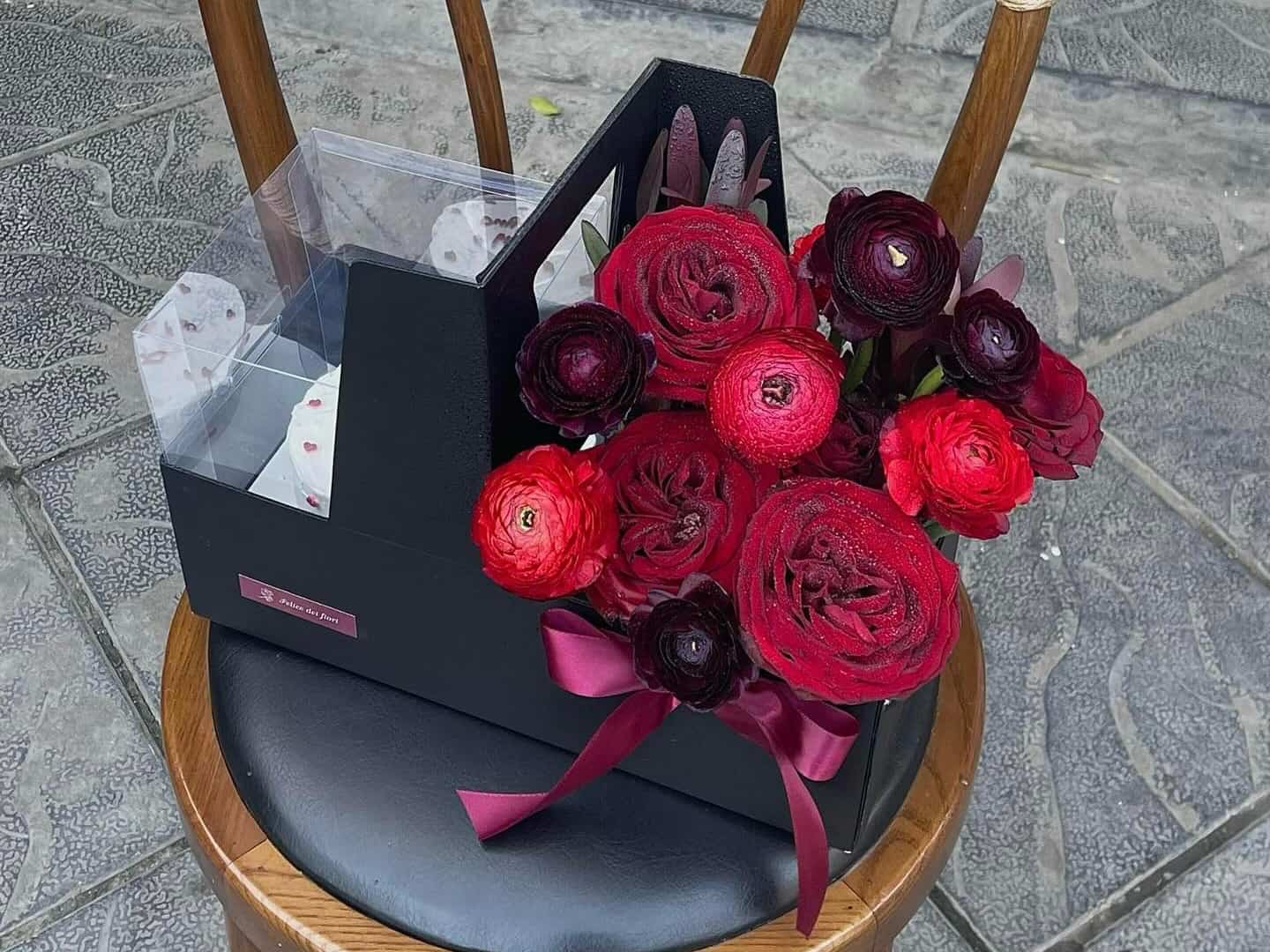 Sự kết hợp giữa hoa tươi và bánh ngọt tạo nên món quà 8.3 vừa ý nghĩa vừa tiện dụng. Ảnh: Felice Giftset