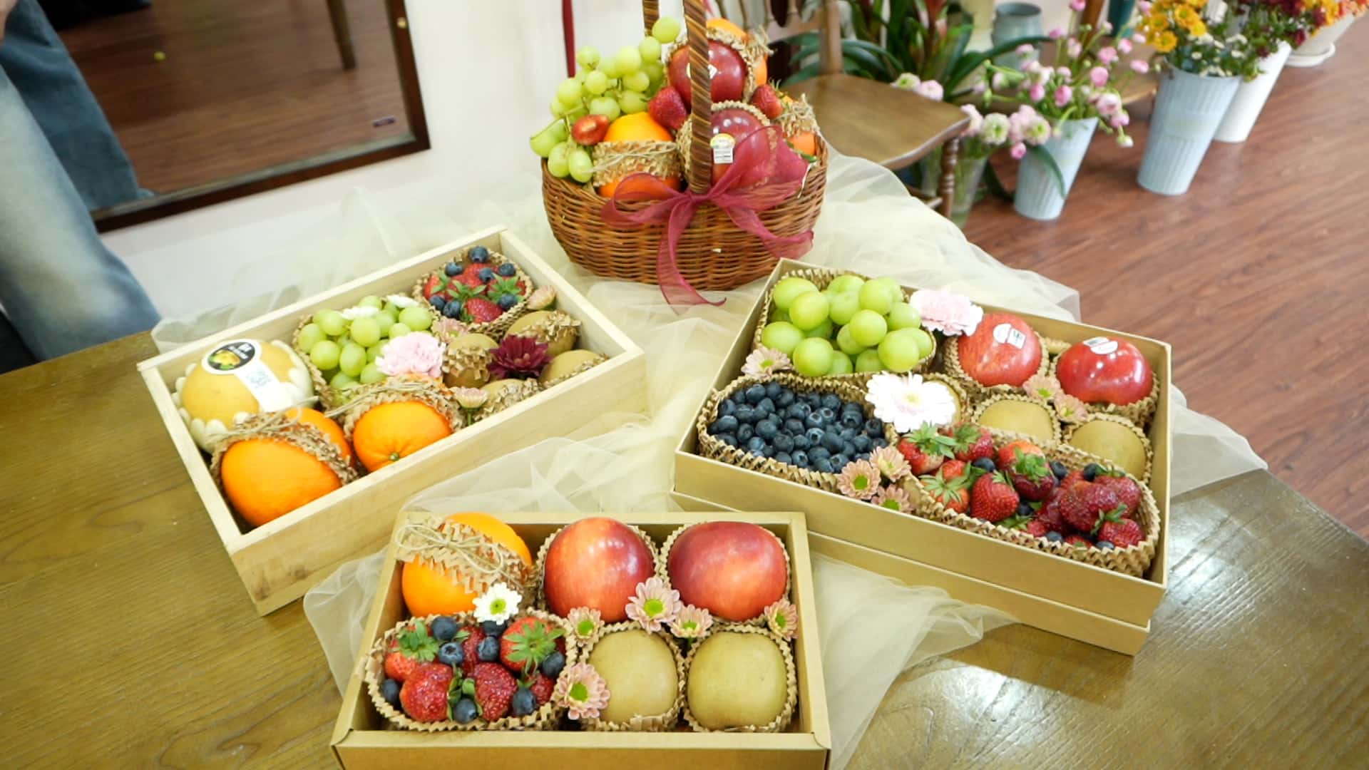 Fruit gift sets are decorated eye-catchingly, becoming a practical choice for the occasion 8. 3. Photo: Huyen Anh