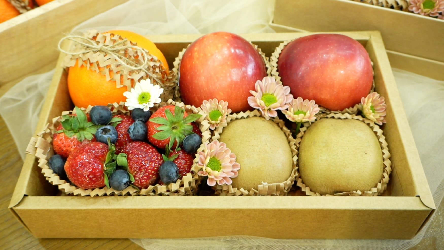 Giỏ hoa quả kết hợp hoa tươi vừa đẹp mắt vừa có thể sử dụng ngay sau khi nhận quà. Ảnh: Huyền Anh