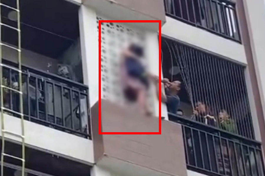The girl climbed out of the high-rise building and was rescued safely. Photo cut from clip