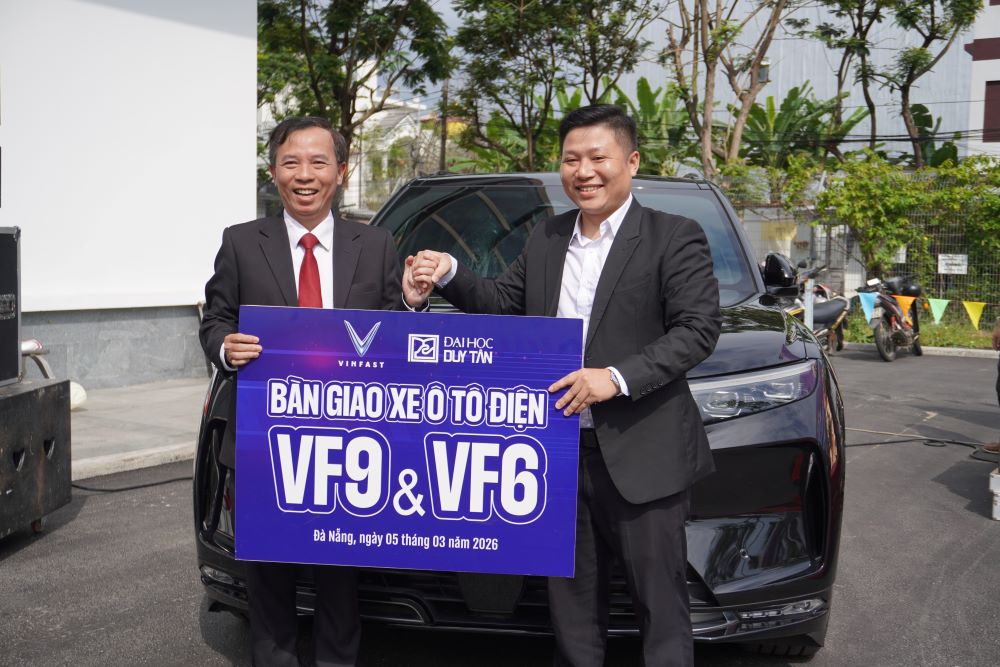 Đại học Duy Tân là một trong số ít đại học được VinFast bàn giao dòng xe VF9 - phiên bản cao cấp nhất hiện nay. Ảnh: Trần Thi
