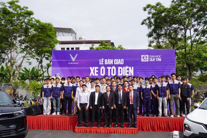Da Nang students have more opportunities to access electric car technology in training. Photo: Tran Thi