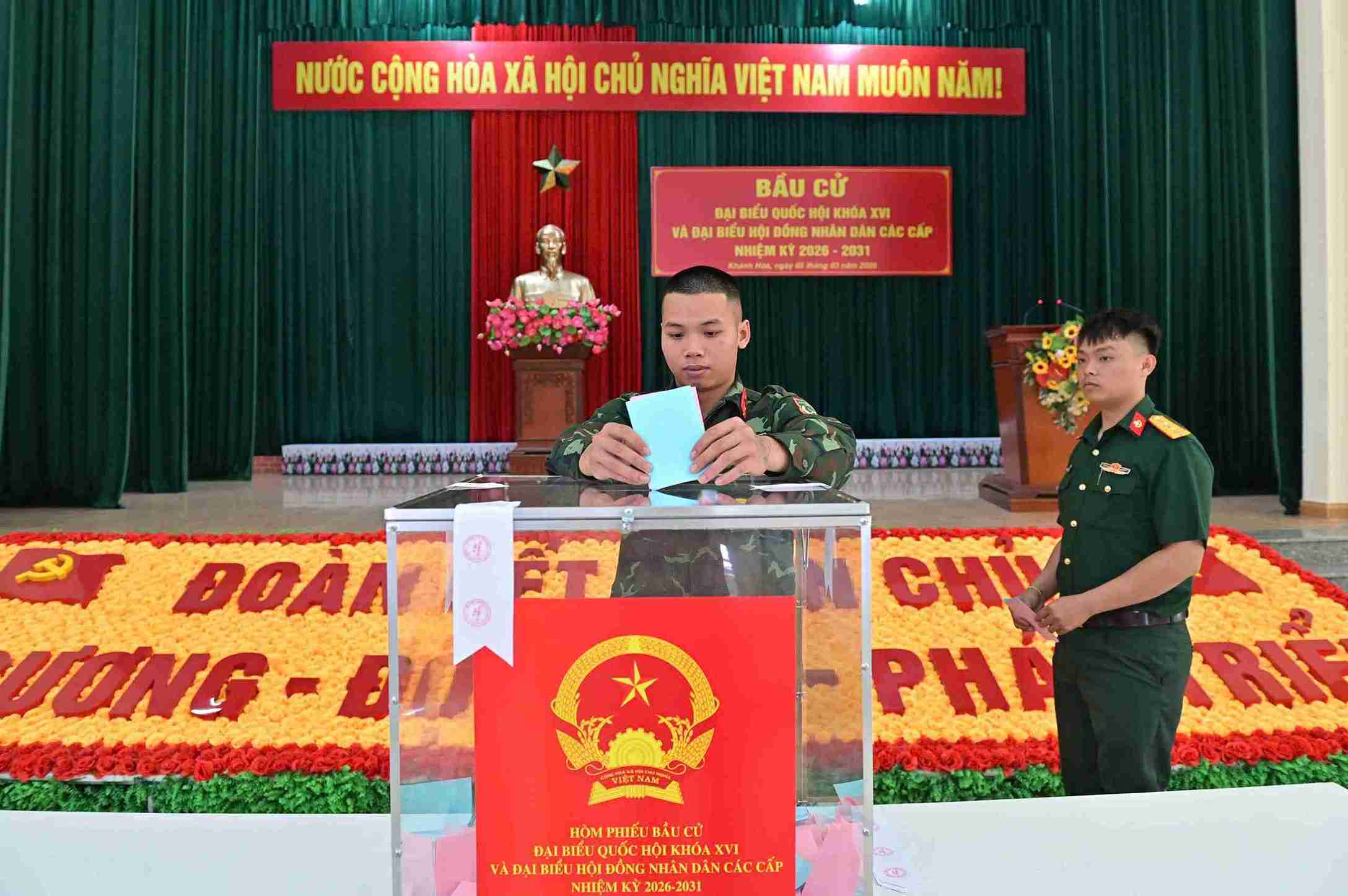 Military personnel of the 5th Naval Special Forces Brigade are the early election unit in Khanh Hoa. Photo: Huu Long