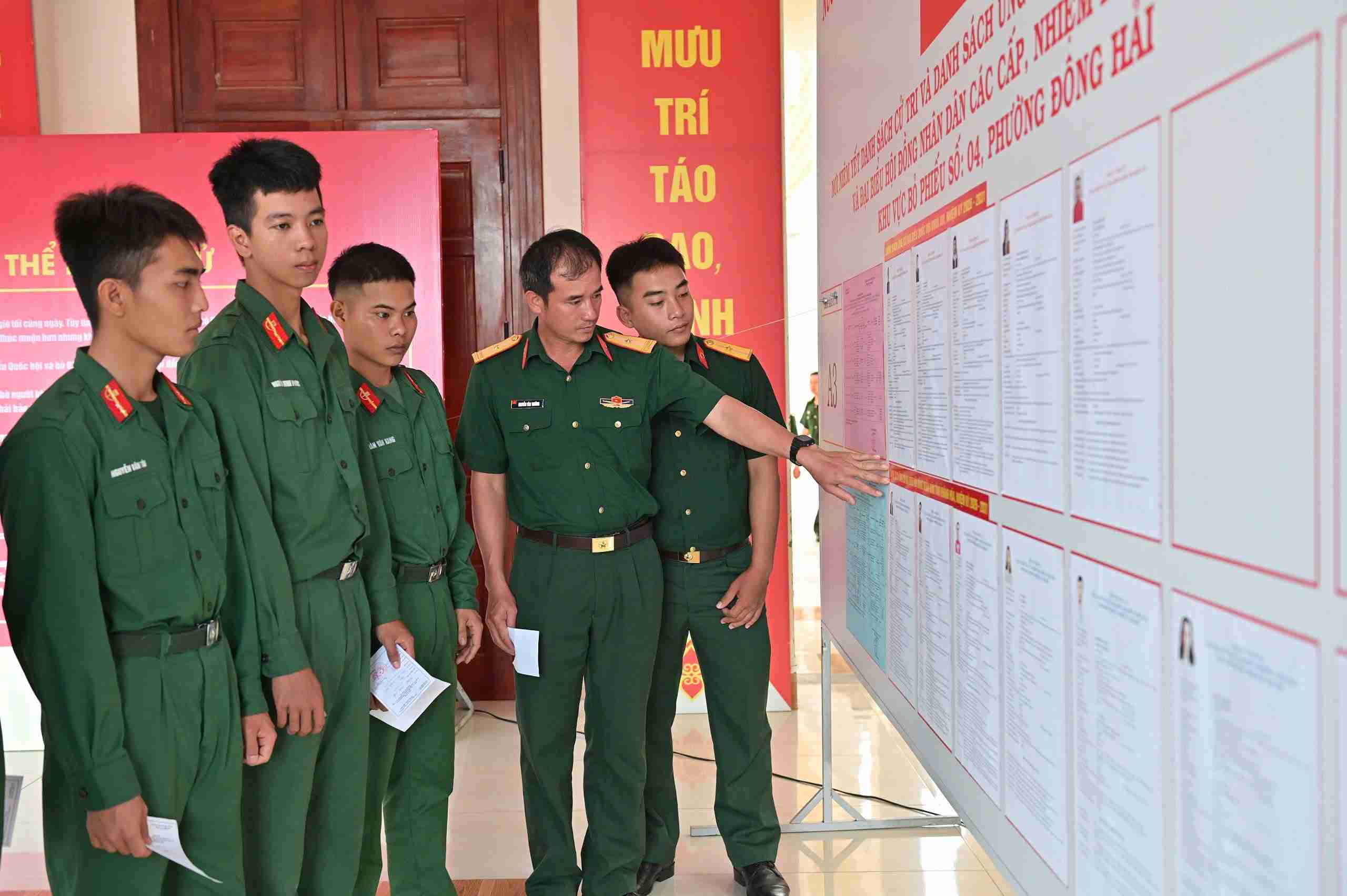 100% cử tri tham gia bầu cử sớm tại khu vực bỏ phiếu số 4 đã hoàn thành việc bỏ phiếu.