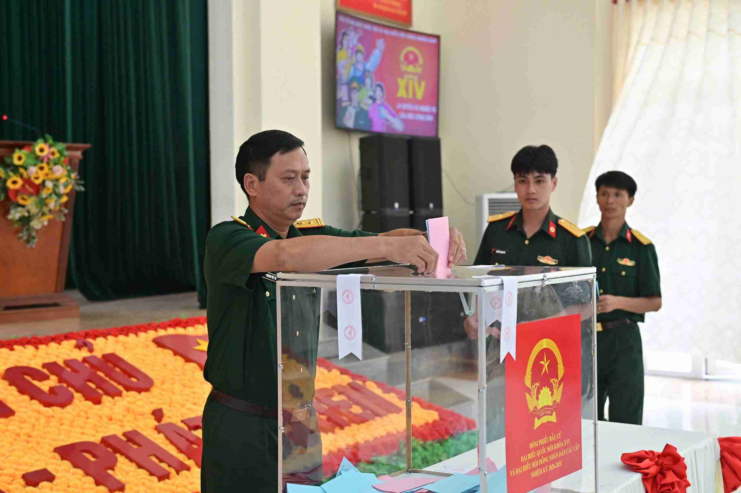 100% cử tri tham gia bầu cử sớm tại khu vực bỏ phiếu số 4 đã hoàn thành việc bỏ phiếu. Ảnh: Hữu Long