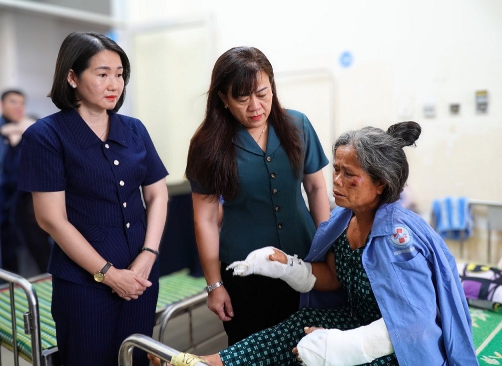 Leaders of the Vietnam Fatherland Front Committee of Quang Ngai province visit and encourage patient Pham Thi Choang who is being treated at the Department of Orthopedic Trauma - Burns (Provincial General Hospital). Photo: DONG GIANG