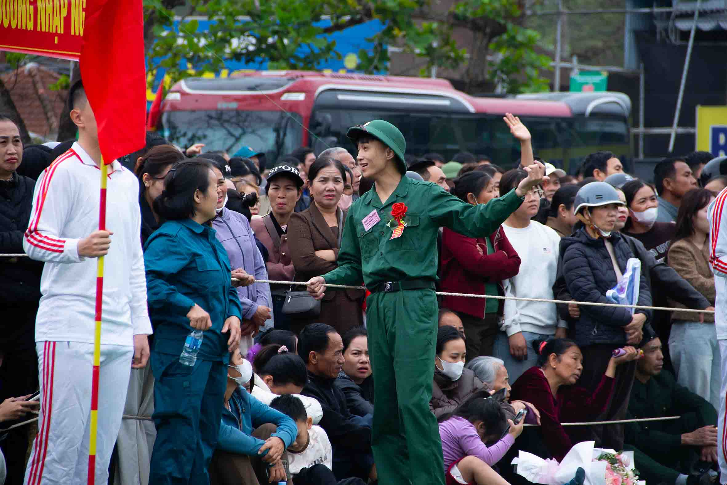 chia tay giữa một thanh niên nhập ngũ và người mẹ