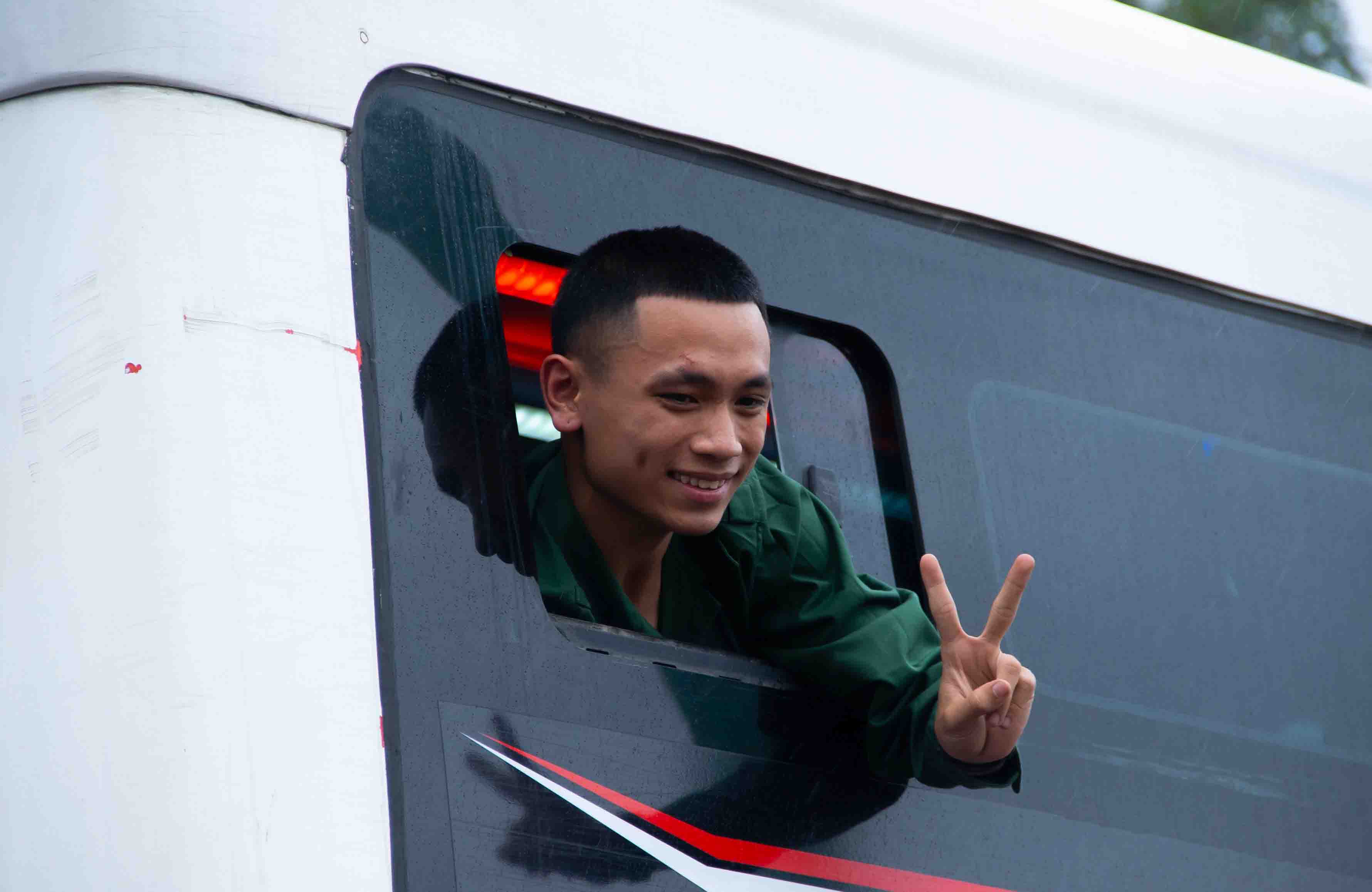 Tân binh thể hiện sự lạc quan và tự hào khi bước vào một hành trình mới. Ảnh: Duy Chương