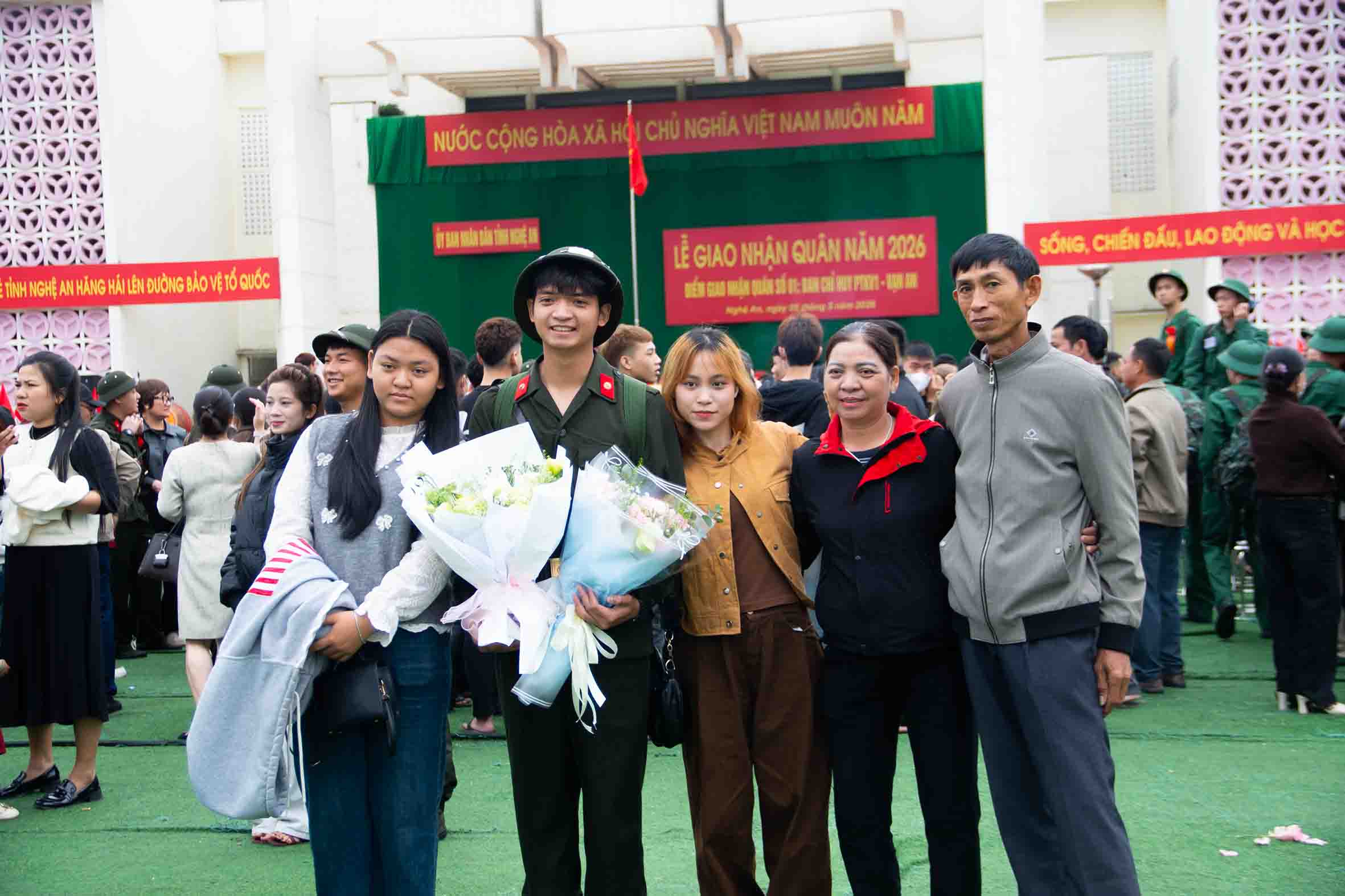 Thanh niên nhập ngũ chụp ảnh cùng gia đình. Ảnh: Duy Chương