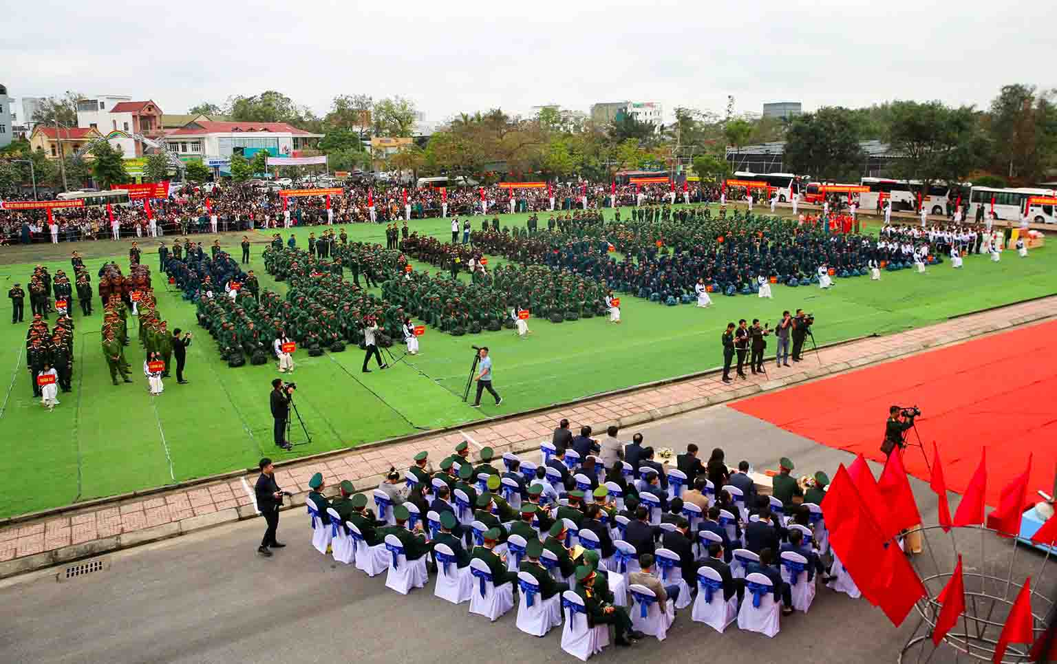 Quang cảnh buổi lễ tiễn 721 thanh niên của 22 xã, phường trên địa bàn Ban Chỉ huy Quân sự khu vực 1 - Vạn An lên đường nhập ngũ. Ảnh: Duy Chương