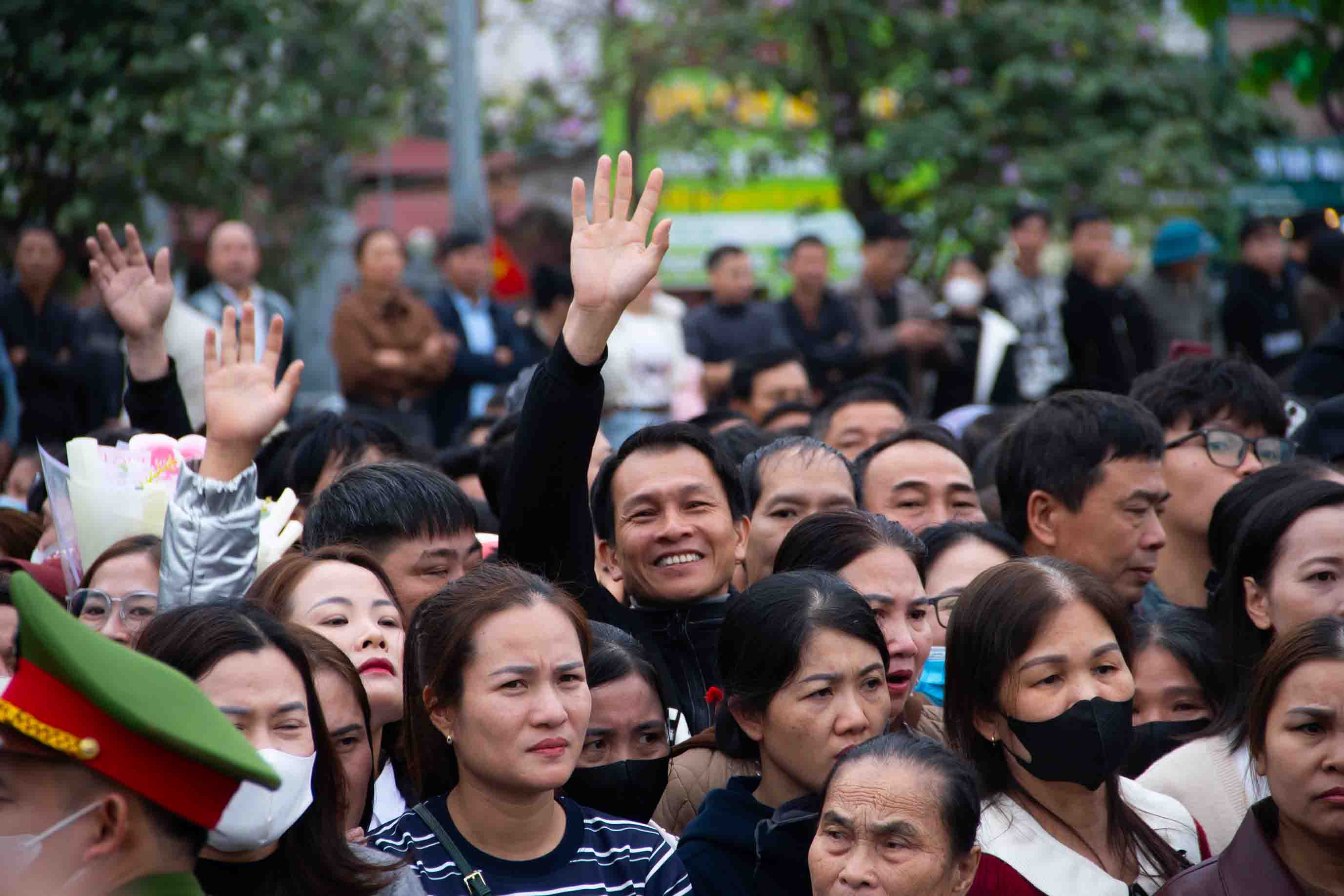Gia đình, người thân vẫy tay chào người thân lên đường nhập ngũ. Ảnh: Duy Chương