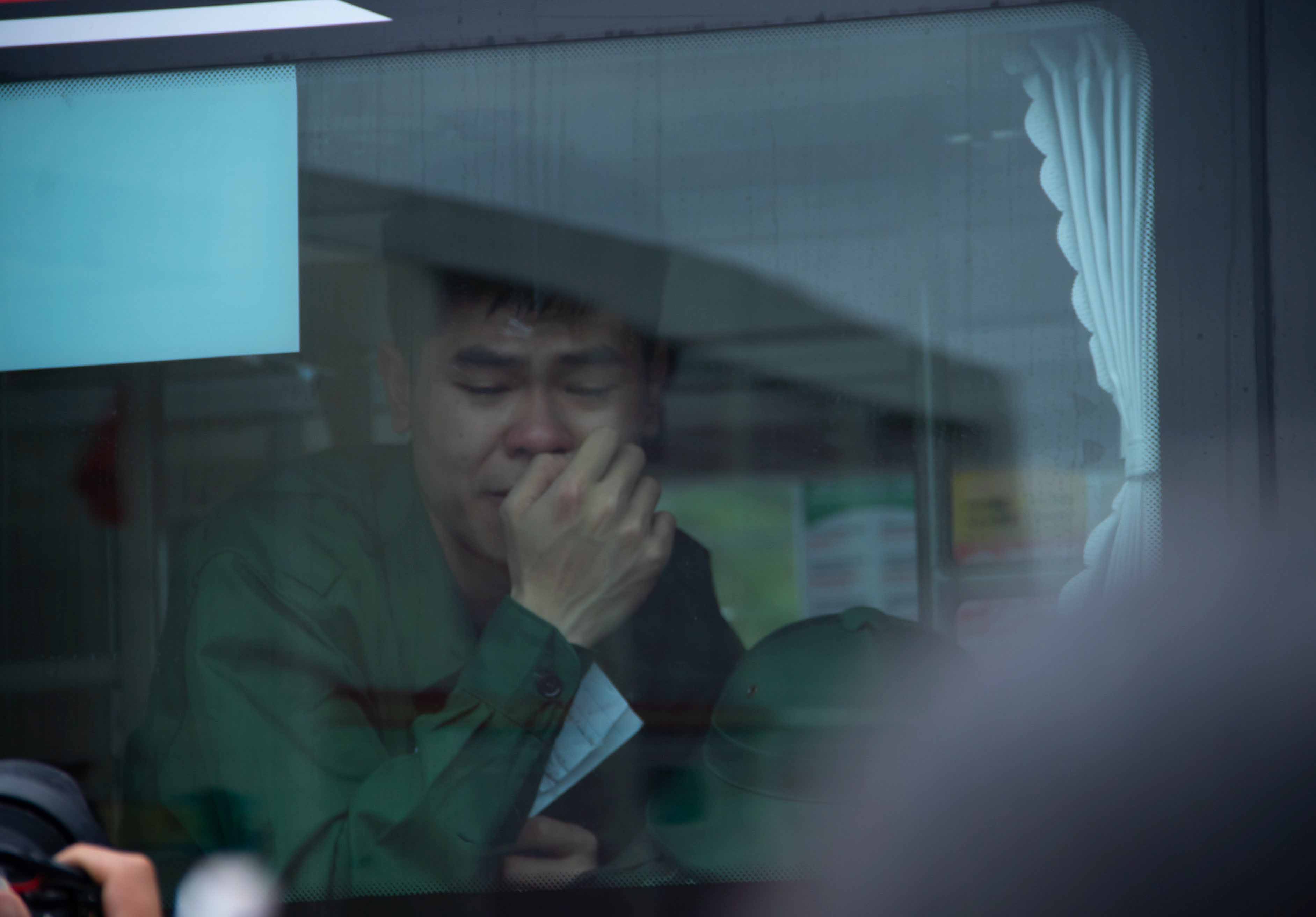 Thanh niên nhập ngũ rơi nước mắt khi chia tay gia đình. Ảnh: Duy Chương