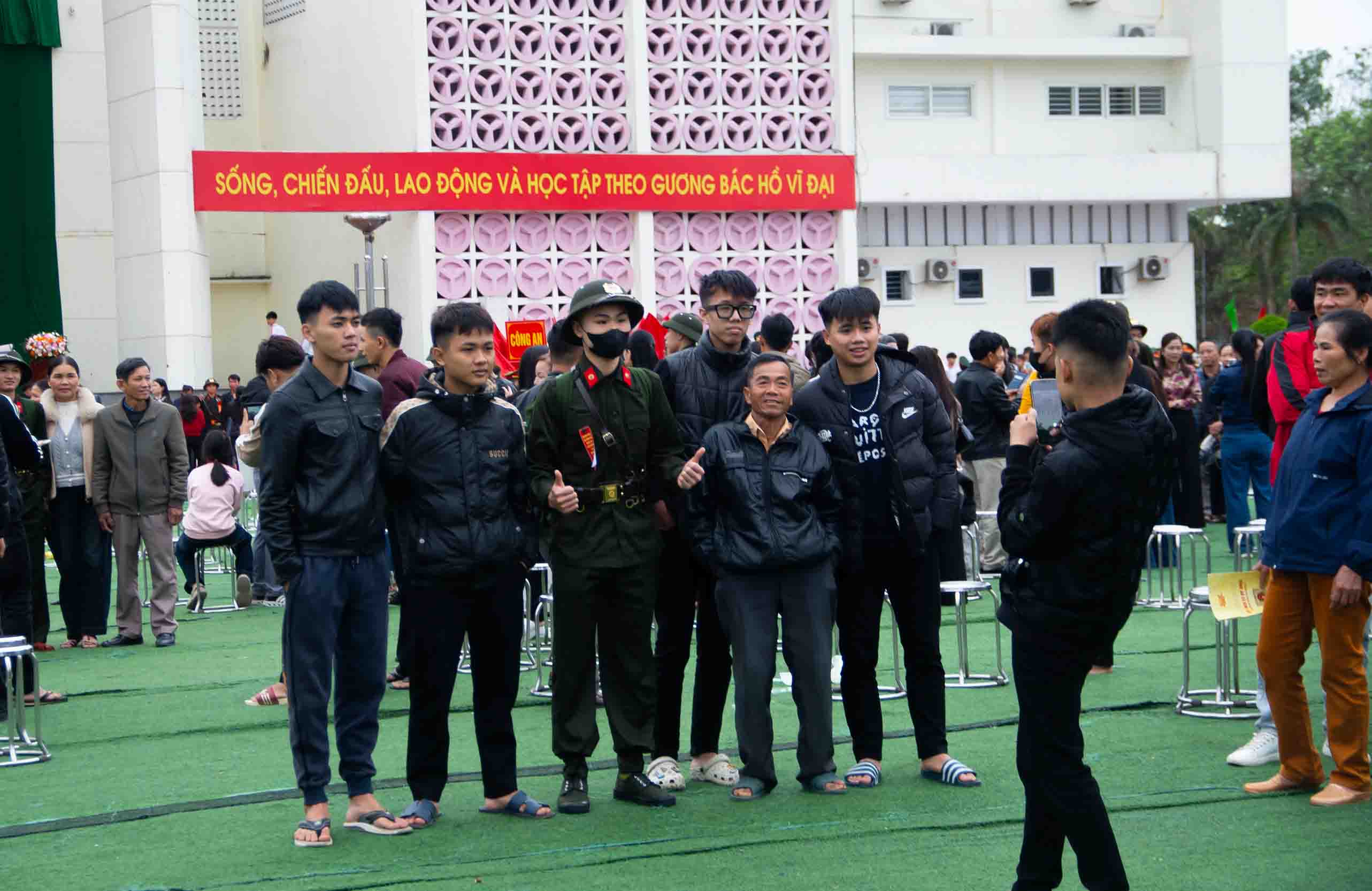 Thanh niên nhập ngũ chụp ảnh lưu niệm cùng gia đình và người thân. Ảnh: Duy Chương