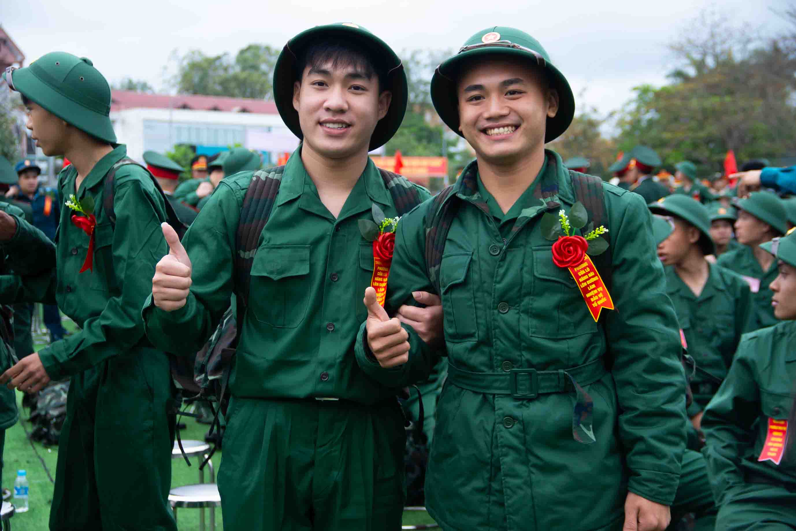 Hai người bạn nở nụ cười tươi khi bắt đầu nhiệm vụ mới. Ảnh: Duy Chương