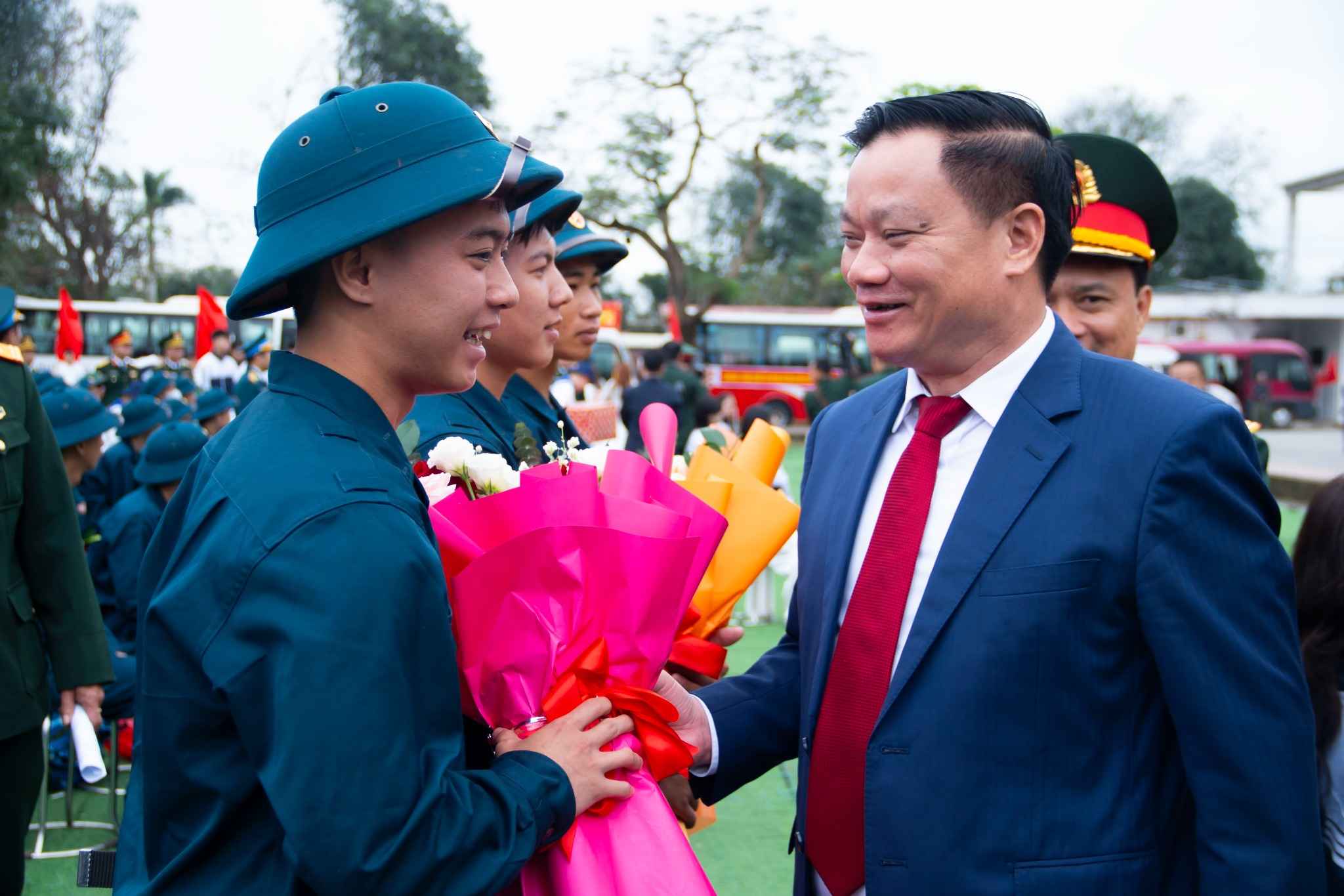 Bí thư Tỉnh ủy Nghệ An Nguyễn Khắc Thận tặng hoa, động viên công dân lên đường nhập ngũ.