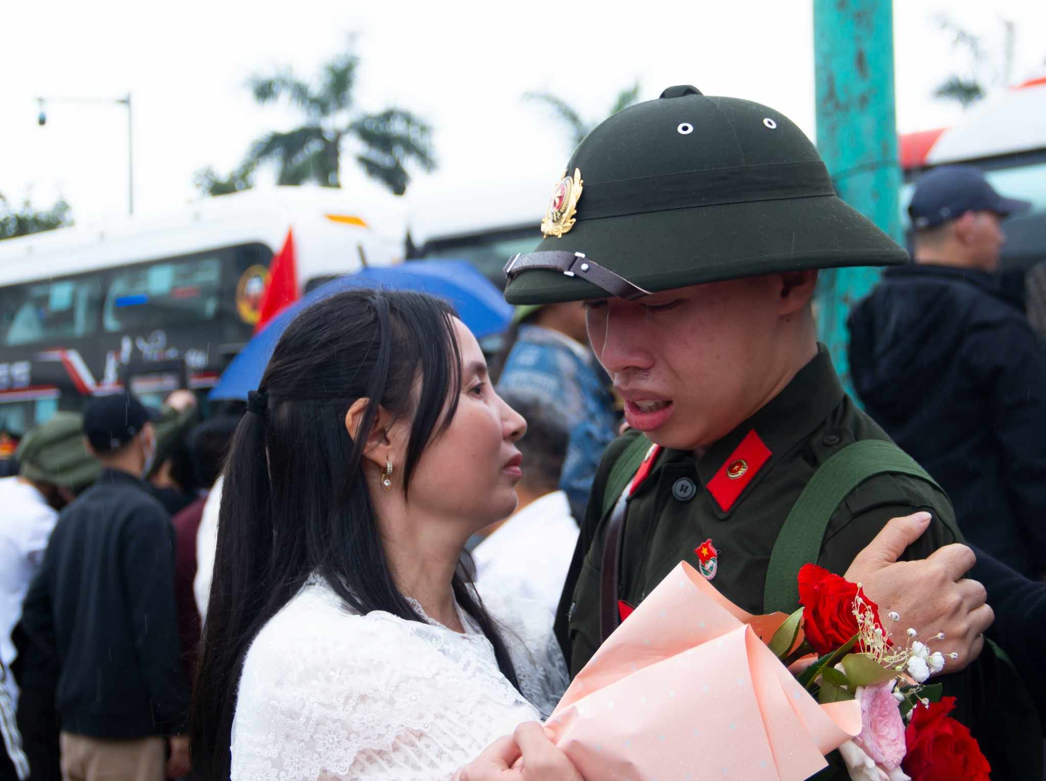 Khoảnh khắc xúc động khi người mẹ tiễn con trai lên đường nhập ngũ. Ảnh: Duy Chương