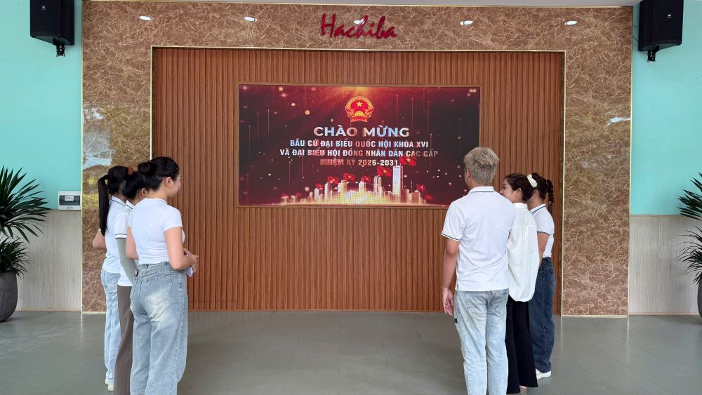 Company in Da Nang proactively delivers election information directly to employees