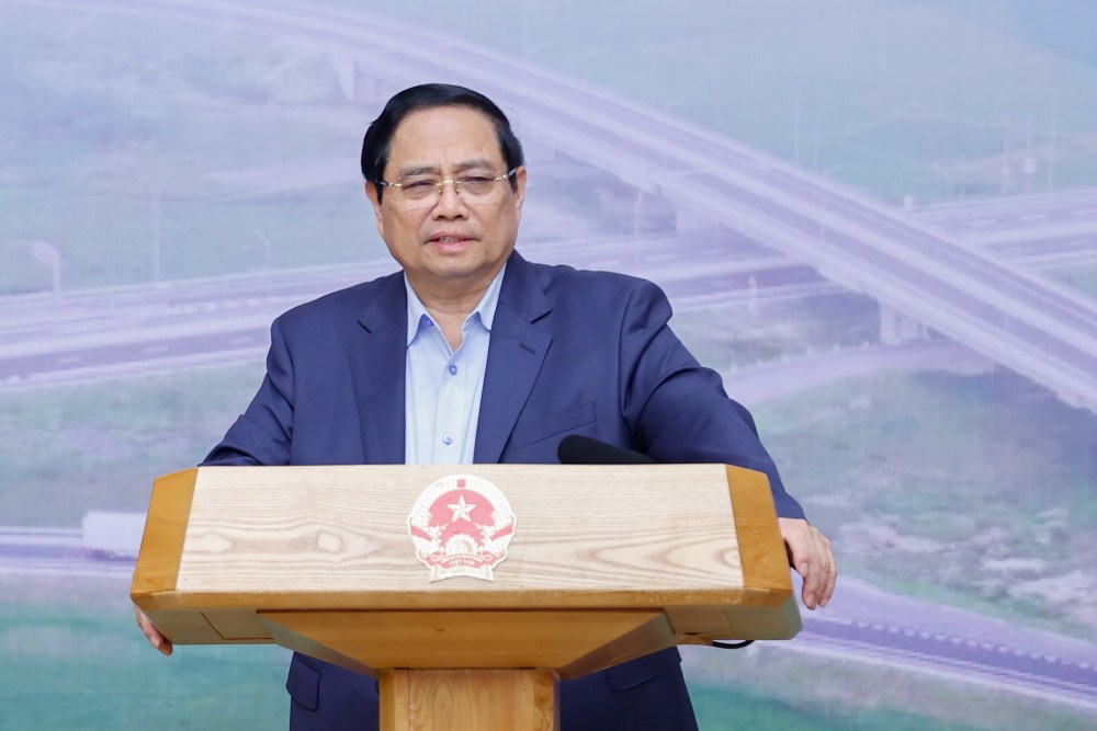 Prime Minister Pham Minh Chinh directs to accelerate the approval of the feasibility study report of the Gia Binh airport connecting road project. Photo: Nhat Bac/VGP